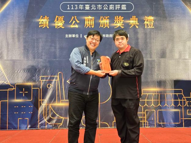 臺北市環保局局長徐世勲表揚績優公廁清潔人員1