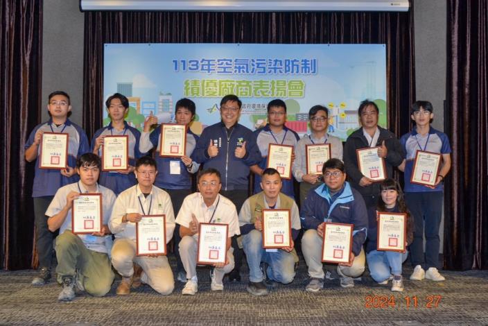 臺北市環保局長徐世勲表揚46處認養道路積極洗掃的營建工程業者-1