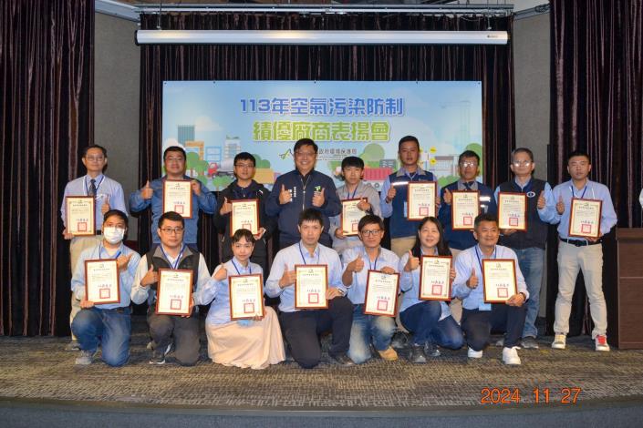 臺北市環保局長徐世勲表揚46處認養道路積極洗掃的營建工程業者-2