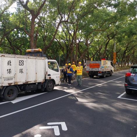 分隔島環境維護勤務出動車輛保護作業中之清潔人員