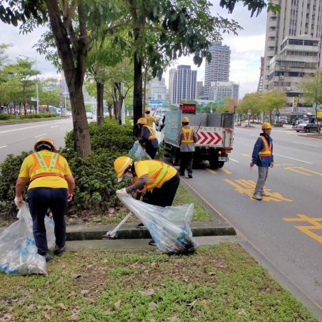 清潔隊員維護分隔島環境(1)