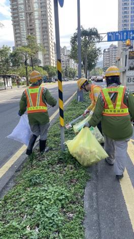 清潔隊員維護分隔島環境(3)