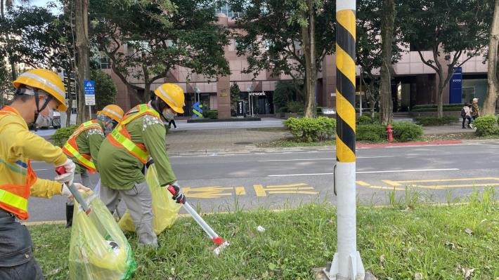 清潔隊員維護分隔島環境(2)