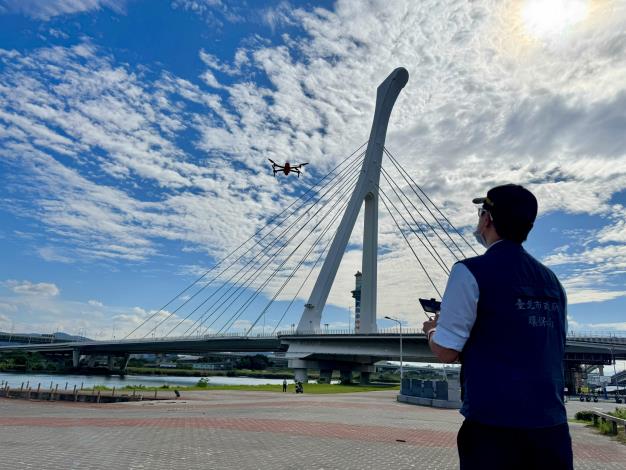 環保局使用無人機由空中拍攝監測.JPG