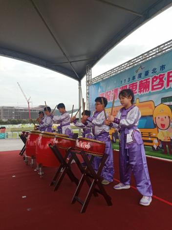 臺北市環保局「113年度新購環保清潔車輛啟用典禮」由大龍國小學童進行開場表演