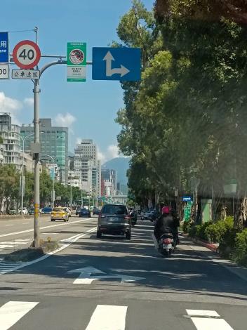 空氣品質維護區提醒路牌(新生南路一段,近信義路三段路口)