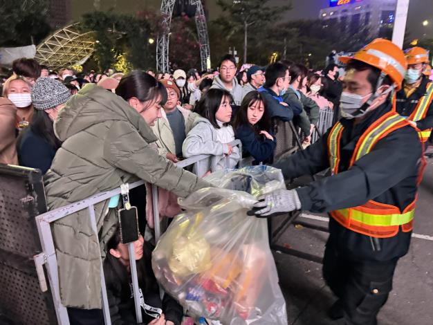 民眾去年跨年夜配合清潔隊員丟棄廢棄物-2