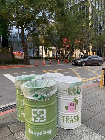 環保局於會場周邊設置大型垃圾桶