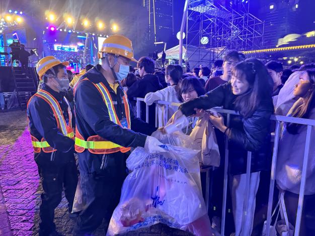 民眾去年跨年夜配合清潔隊員丟棄廢棄物-1