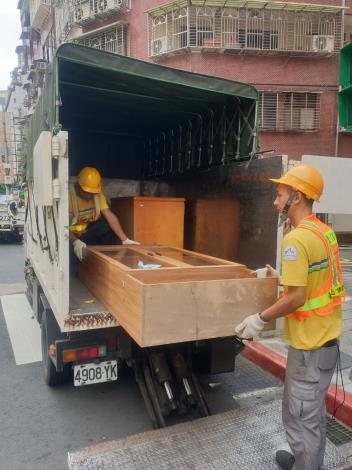 環保局人員將再生家具送予申請援贈計畫的弱勢家庭1