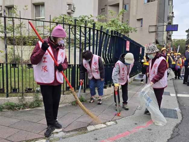 誓師活動動員北投區各里環保志義工及清潔隊員，針對周邊環境進行大掃除2