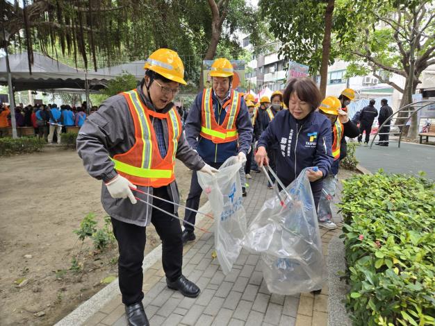 環保局局長徐世勲與環境部環境管理署副署長劉瑞祥等人也率環保義工們進行環境清潔