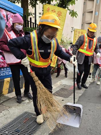 誓師活動動員北投區各里環保志義工及清潔隊員，針對周邊環境進行大掃除1