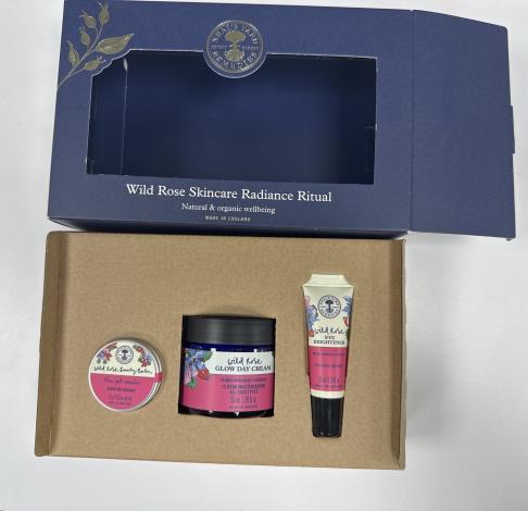 瑋德國際股份有限公司「野玫瑰亮采禮盒」禮盒過度包裝，包裝體積比值不符法規標準1以下(2)