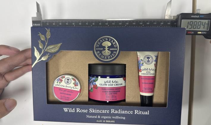 瑋德國際股份有限公司「野玫瑰亮采禮盒」禮盒過度包裝，包裝體積比值不符法規標準1以下(1)