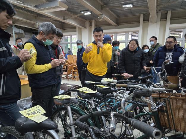 臺北市環保局內湖再生家具展示場歲末年終特賣會今(19)日登場，有上千件家具、腳踏車等供民眾尋寶，現場熱鬧非凡-2