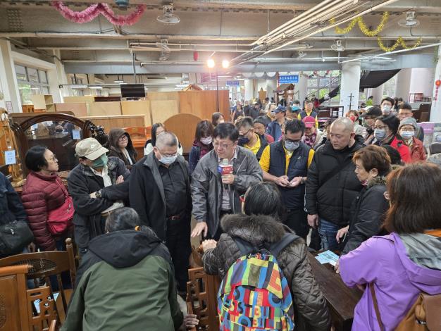 臺北市環保局內湖再生家具展示場歲末年終特賣會今(19)日登場，有上千件家具、腳踏車等供民眾尋寶，現場熱鬧非凡-1