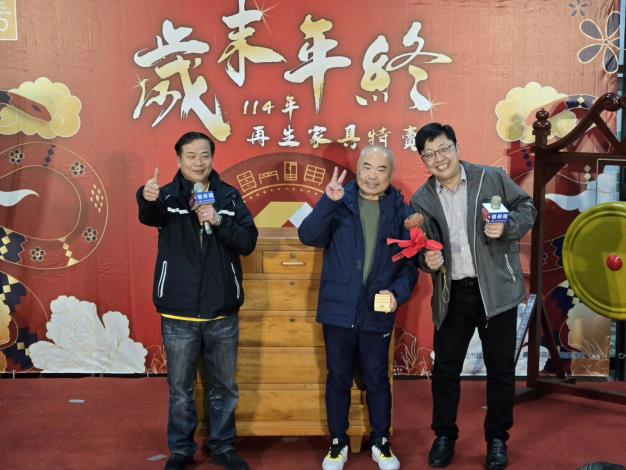 歲末年終再生家具特賣會，焦點拍賣品的大斗櫃起拍價3000元，最後以9000元成交。