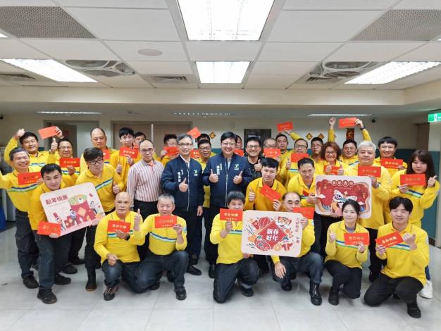 臺北市副市長張溫德與清潔隊同仁合影