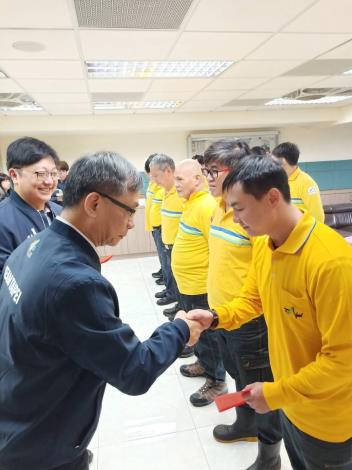 臺北市副市長張溫德發放紅包慰勞清潔隊員