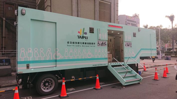 臺北市環保局多功能全齡化親善流廁車