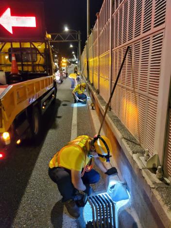 高架道路洩水孔清疏作業-2