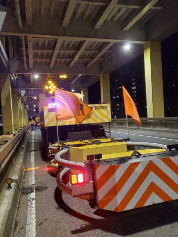 緩撞車執行高架道路洩水孔清疏作業