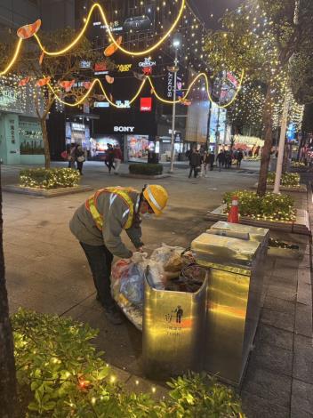 臺北市環保局於2025台北燈節期間每日維護會場周邊環境-3