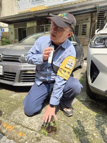 臺北市環保局生態防蚊師說明停車場立柱坑洞也是容易長時間積水的孳生源。