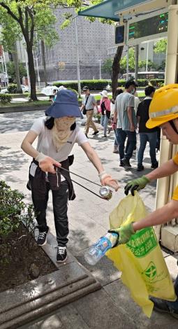 今天環境大清掃活動除了清潔隊員、環保義工大隊、水環境巡守隊逾150人參與，還號召民間團體一同響應-9