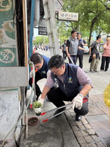 臺北市環保局長徐世勳與環境部長彭啓明一起巡視西門廣場周邊環境，包含查看病媒蚊孳生源