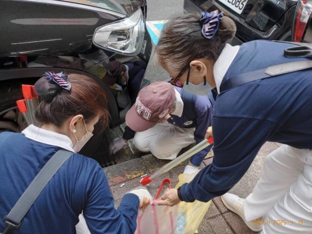今天環境大清掃活動除了清潔隊員、環保義工大隊、水環境巡守隊逾150人參與，還號召民間團體一同響應-4