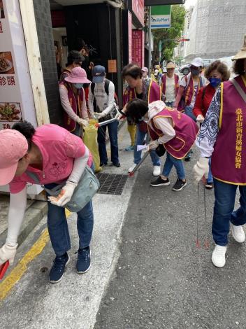 今天環境大清掃活動除了清潔隊員、環保義工大隊、水環境巡守隊逾150人參與，還號召民間團體一同響應-5