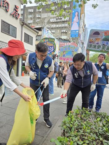 臺北市環保局長徐世勳與環境部長彭啓明一起巡視西門廣場周邊環境，包含撿拾菸蒂等垃圾