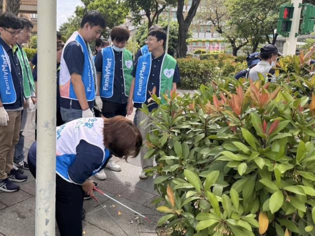今天環境大清掃活動除了清潔隊員、環保義工大隊、水環境巡守隊逾150人參與，還號召民間團體一同響應-6