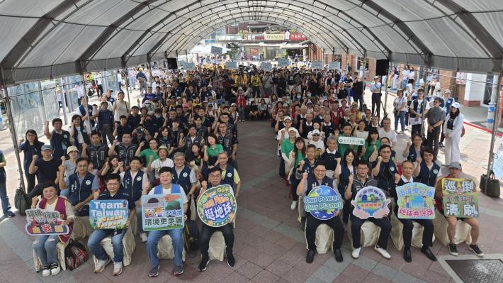 臺北市環保局與環境部於今（19）日假西門町共同舉辦「2025地球日Team Planet 挺地球 Go淨」活動-2