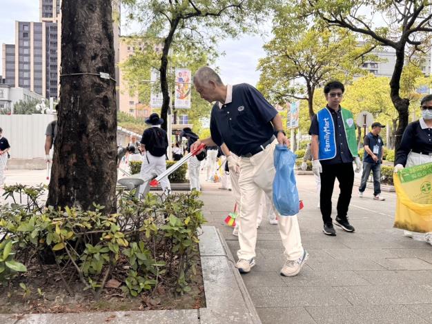 今天環境大清掃活動除了清潔隊員、環保義工大隊、水環境巡守隊逾150人參與，還號召民間團體一同響應-3