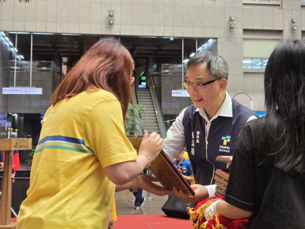臺北市政府於今(23)日表揚114年度模範清潔職工，由副市長張溫德頒獎表揚-2