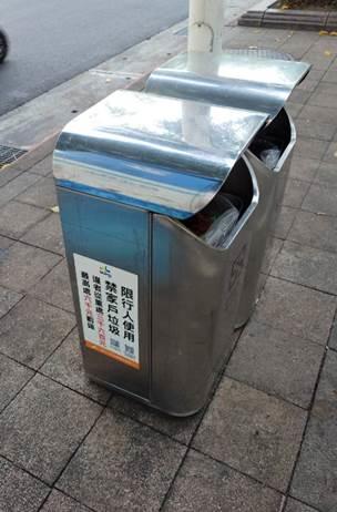 臺北市行人專用清潔箱外有提醒民眾勿違規使用的貼紙
