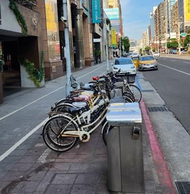 臺北市環保局利用移動式攝影機（紅圈）取締違規亂丟垃圾包行為