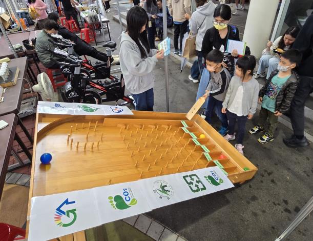 「永續城市．綠動未來」園遊會有各類友善環境的市集、闖關遊戲攤位、DIY手作課程，吸引許多民眾前來-8