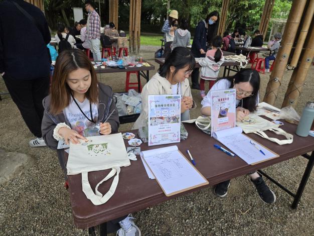 「永續城市．綠動未來」園遊會有各類友善環境的市集、闖關遊戲攤位、DIY手作課程，吸引許多民眾前來-1