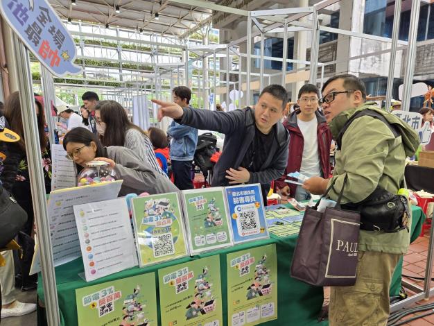 「永續城市．綠動未來」園遊會有各類友善環境的市集、闖關遊戲攤位、DIY手作課程，吸引許多民眾前來-9