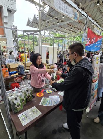 「永續城市．綠動未來」園遊會有各類友善環境的市集、闖關遊戲攤位、DIY手作課程，吸引許多民眾前來-7