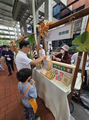 「永續城市．綠動未來」園遊會有各類友善環境的市集、闖關遊戲攤位、DIY手作課程，吸引許多民眾前來-2