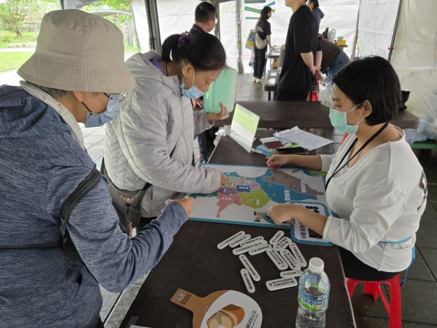 「永續城市．綠動未來」園遊會有各類友善環境的市集、闖關遊戲攤位、DIY手作課程，吸引許多民眾前來-3