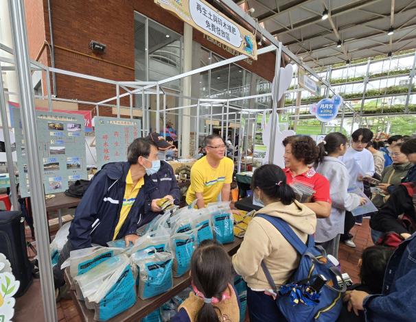 「永續城市．綠動未來」園遊會有各類友善環境的市集、闖關遊戲攤位、DIY手作課程，吸引許多民眾前來-6