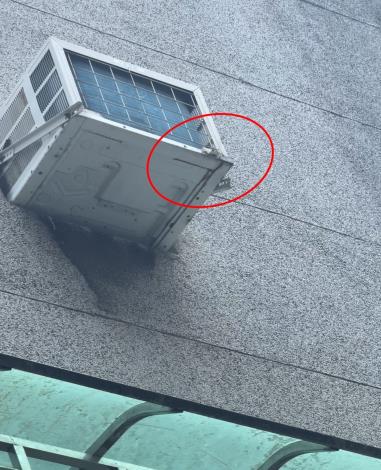 窗型冷氣未接冷凝水引流管，製造噪音又污染環境