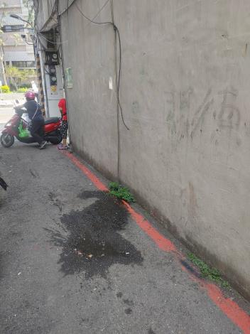冷氣機冷凝水未適當排放，造成地面積水，污染環境