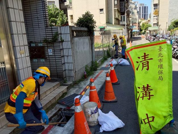 防汛期來臨,臺北市環保局加強側溝清疏.JPG